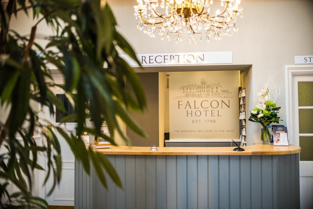 The Falcon Hotel บู๊ด ภายนอก รูปภาพ