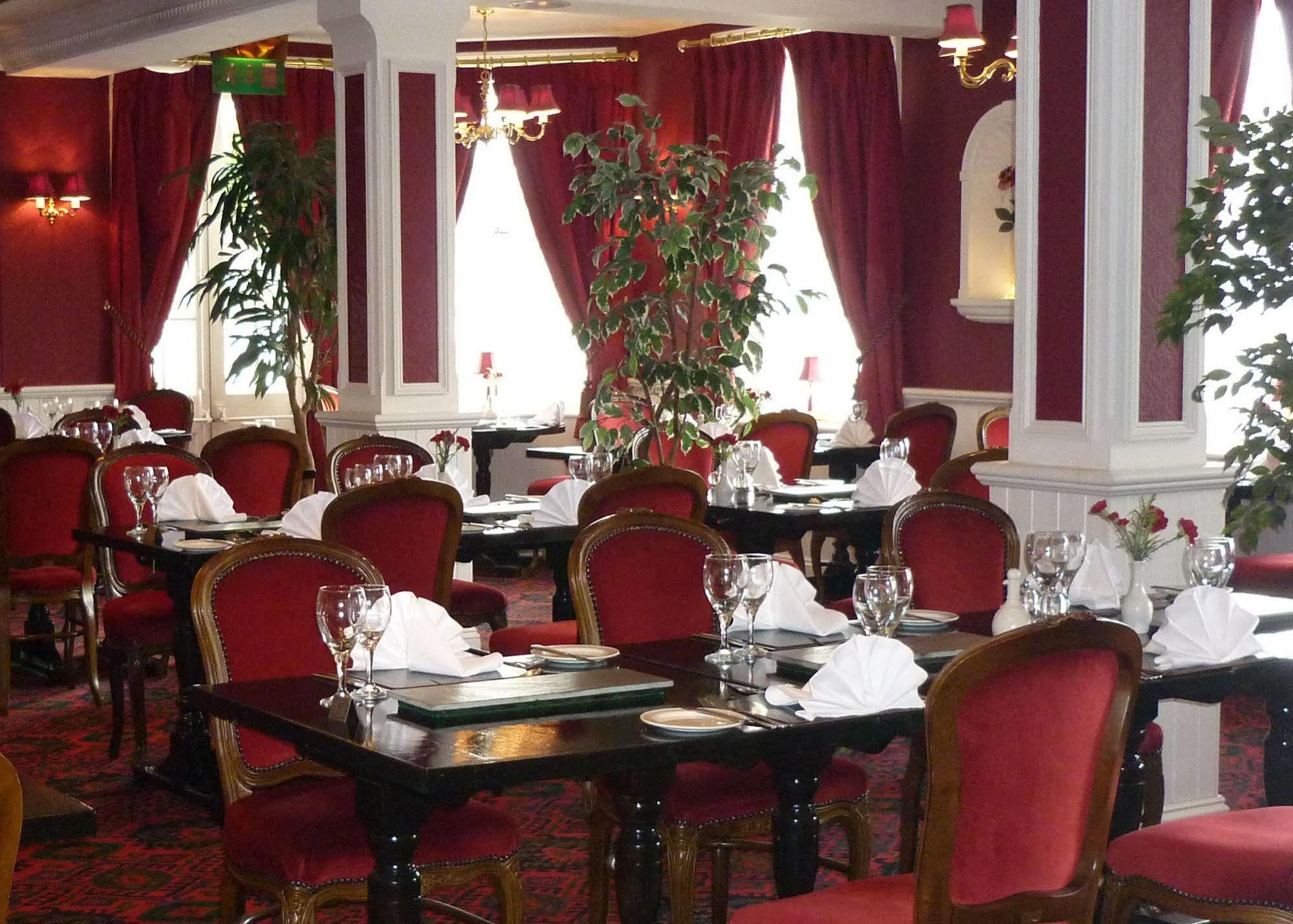 The Falcon Hotel บู๊ด ภายนอก รูปภาพ