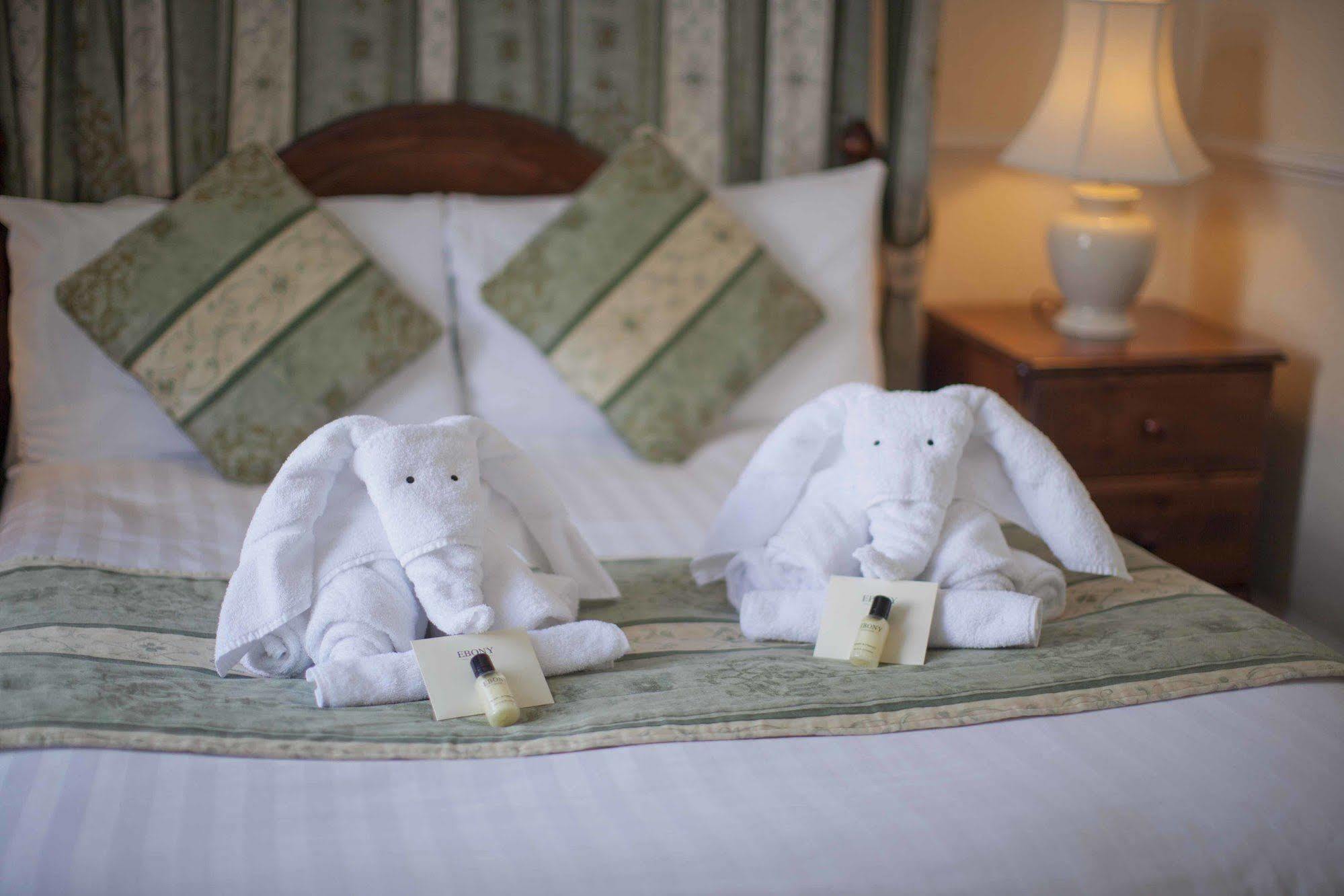 The Falcon Hotel บู๊ด ภายนอก รูปภาพ