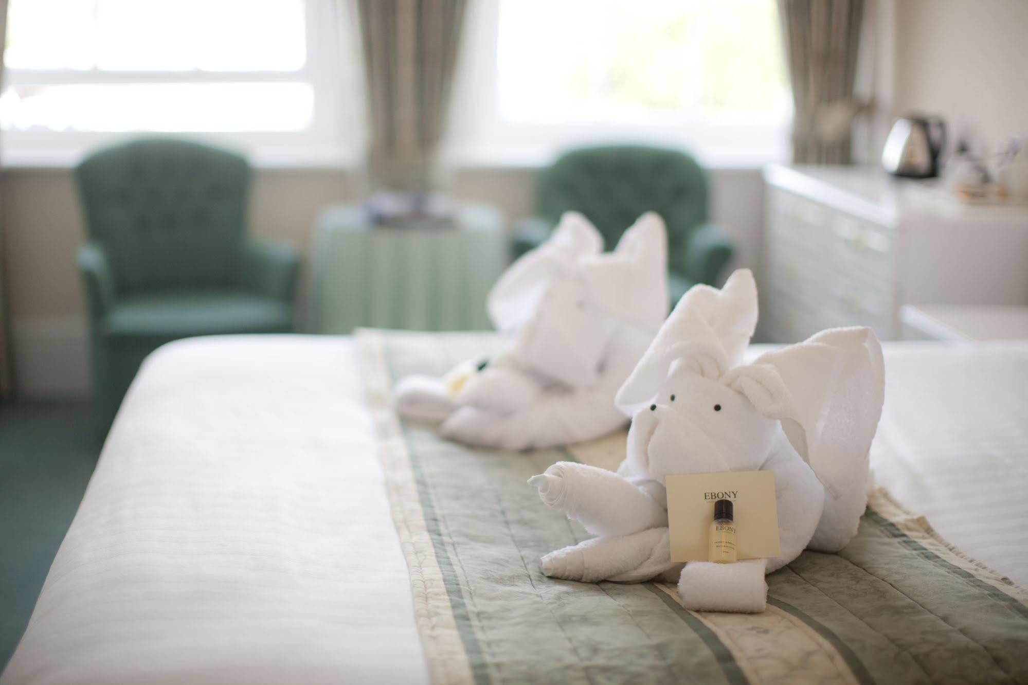 The Falcon Hotel บู๊ด ภายนอก รูปภาพ