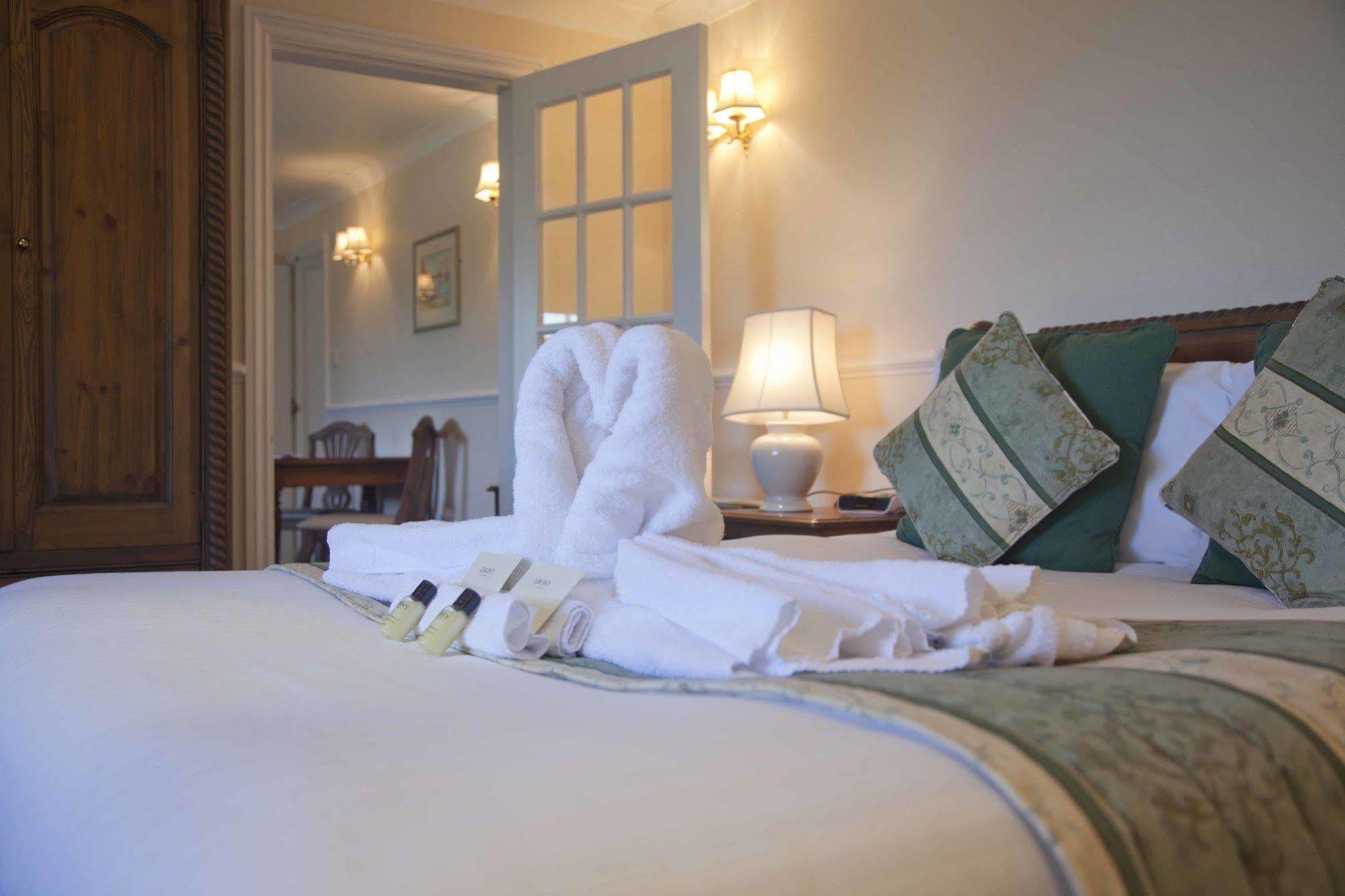 The Falcon Hotel บู๊ด ภายนอก รูปภาพ