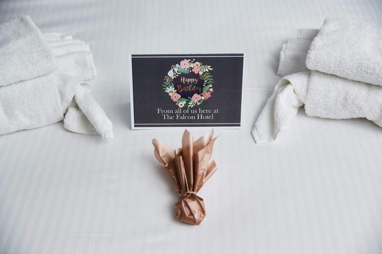 The Falcon Hotel บู๊ด ภายนอก รูปภาพ